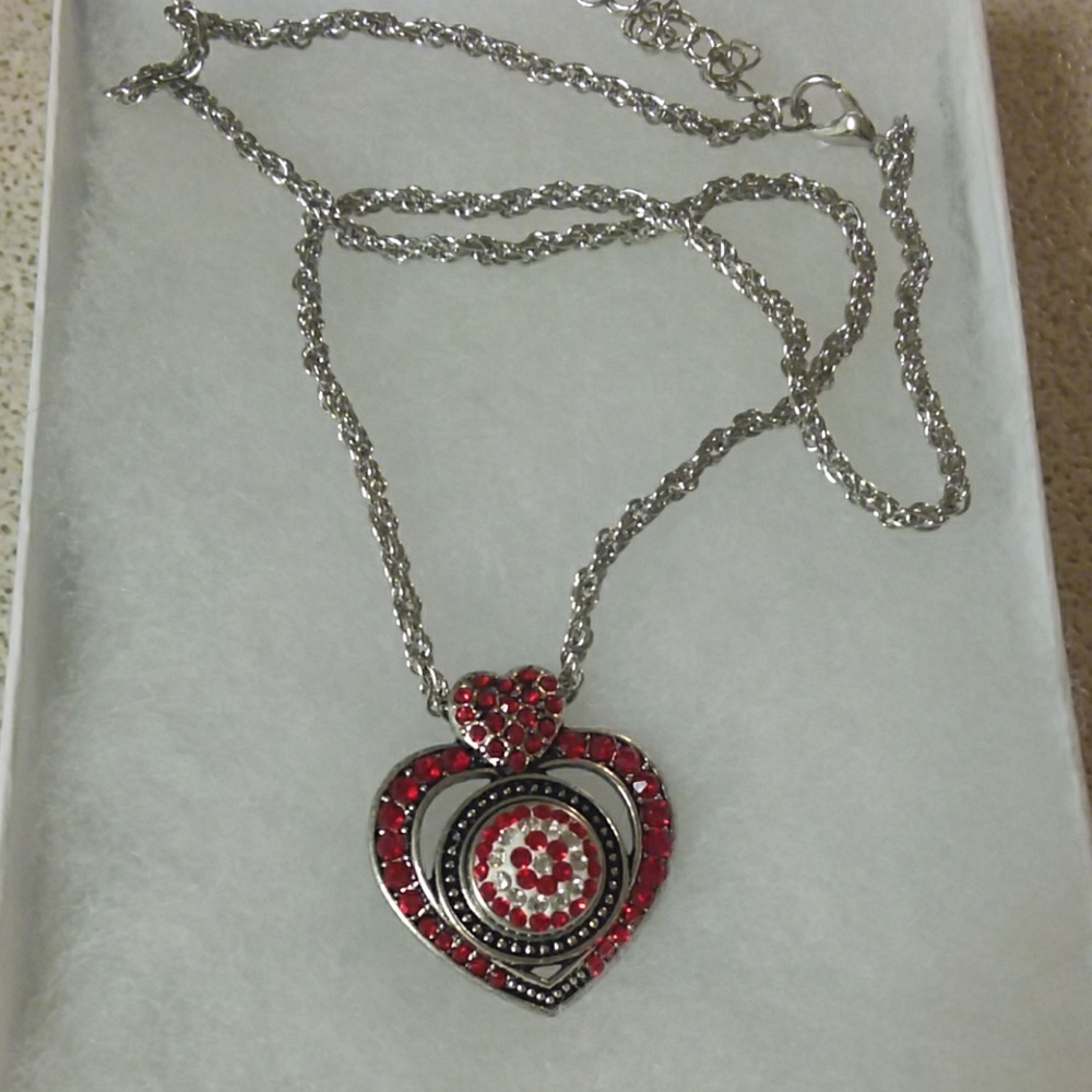 Red heart rhinestone snap button necklace w/ snap - Picture 4 of 4